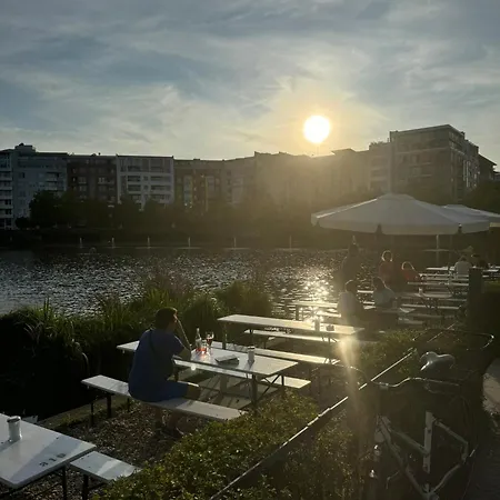 Luxus In Mitte Mit Laptop, Grossem Tv, Neuem Bett Und Privatem Badezimmer Séjour chez l'habitant