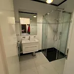 Luxus In Mitte Mit Laptop, Grossem Tv, Neuem Bett Und Privatem Badezimmer Séjour chez l'habitant