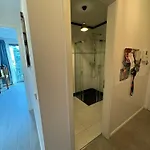 Séjour chez l'habitant Luxus In Mitte Mit Laptop, Grossem Tv, Neuem Bett Und Privatem Badezimmer