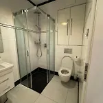 Séjour chez l'habitant Luxus In Mitte Mit Laptop, Grossem Tv, Neuem Bett Und Privatem Badezimmer Berlin