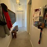 Luxus In Mitte Mit Laptop, Grossem Tv, Neuem Bett Und Privatem Badezimmer *