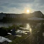 Luxus In Mitte Mit Laptop, Grossem Tv, Neuem Bett Und Privatem Badezimmer Séjour chez l'habitant