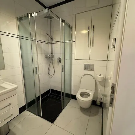 Homestay Luxus In Mitte Mit Laptop, Grossem Tv, Neuem Bett Und Privatem Badezimmer Berlin