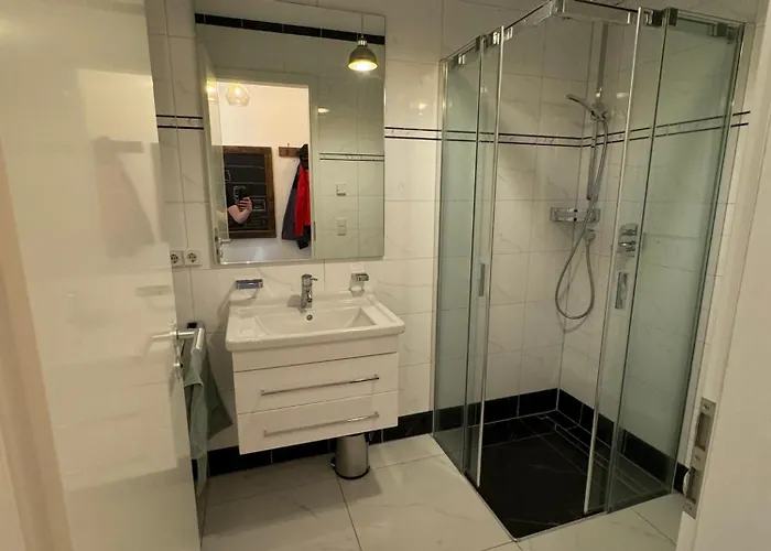 Luxus In Mitte Mit Laptop, Grossem Tv, Neuem Bett Und Privatem Badezimmer منزل للإقامة